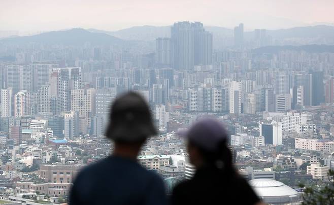 [서울=뉴시스] 김명년 기자 = 부동산R114 시세 조사에서 서울 아파트 매매가격과 전세가격이 약 1년 만에 하락세를 멈춘 것으로 나타났다. 사진은 9일 오전 서울 남산에서 바라본 도심 아파트. 2023.07.09 kmn@newsis.com /사진=뉴시스