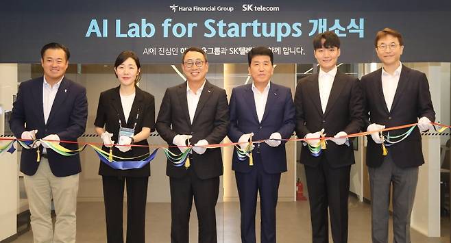 서울 강남구 스파크플러스 코엑스점에서 지난 11일 열린 AI LAB for startups 개소 행사에서 함영주 하나금융그룹 회장(왼쪽 네번째)과 유영상 SK텔레콤 대표이사(왼쪽 세번째)가 내외빈 및 관계자들과 함께 축하 테이프 커팅을 하며 기념촬영을 하고 있다. 하나금융 제공