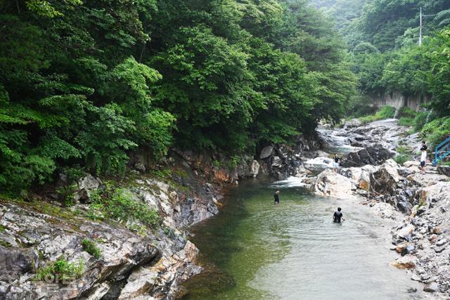 포천구곡 제1곡 법림교에서 여행객이 물놀이를 즐기고 있다.