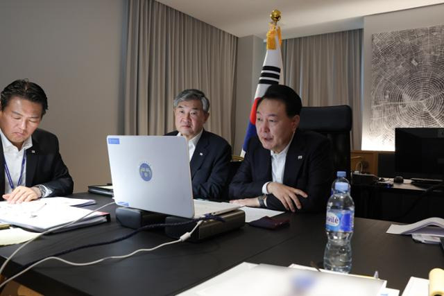 북대서양조약기구(NATO·나토) 정상회의 참석차 리투아니아 빌뉴스를 방문 중인 윤석열 대통령이 12일(현지시간) 북한의 장거리탄도미사일 발사 관련해 현지에서 화상으로 긴급 국가안전보장회의(NSC) 상임위원회를 주재하고 있다. 대통령실 제공