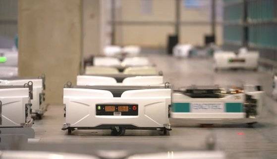 포스코DX가 협력을 체결한 프랑스 유니콘 ‘엑소텍’의 물류자동화 로봇 스카이팟. [사진 각 업체]