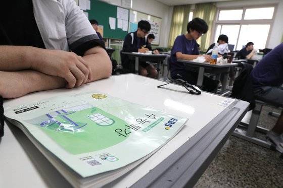 전국연합학력평가 준비하는 수험생들 (대구=연합뉴스) 윤관식 기자 = 전국연합학력평가가 실시된 11일 오전 대구 수성구 대륜고등학교 3학년 교실에서 한 수험생이 수능특강 교재를 책상 위에 올려두고 시험을 준비하고 있다. 2023.7.11 psik@yna.co.kr (끝) 〈저작권자(c) 연합뉴스, 무단 전재-재배포 금지〉