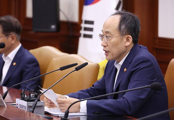 추경호 부총리 겸 기획재정부 장관이 12일 오전 서울 종로구 정부서울청사에서 열린 비상 경제장관회의 겸 수출 투자대책 회의를 주재하고 있다. 연합뉴스