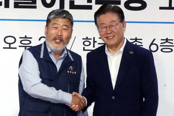 이재명(오른쪽) 더불어민주당 대표와 김동명 한국노총 위원장이 12일 오후 서울 여의도 한국노총에서 열린 정책협의회에서 악수를 하고 있다. 뉴스1