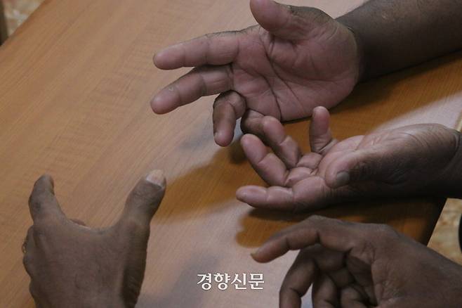 지난 1일 경남 거제에서 스리랑카 출신 용접공 A씨(40대)와 C씨(40대)가 경향신문과 인터뷰하고 있다. 조해람 기자