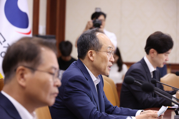 추경호 경제부총리 겸 기획재정부 장관이 12일 정부서울청사에서 열린 비상경제장관회의에 참석해 발언하고 있다. 연합뉴스