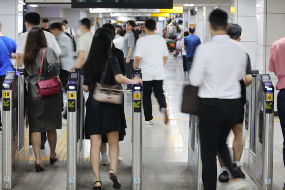 Passengers exit the platform at Jonggak Station in Seoul on Wednesday, when the city government announced its decision to raise subway fares starting in early October. The single adult fare will rise from 1,250 won ($0.97) to 1,400 won from as early as Oct. 7. [YONHAP]