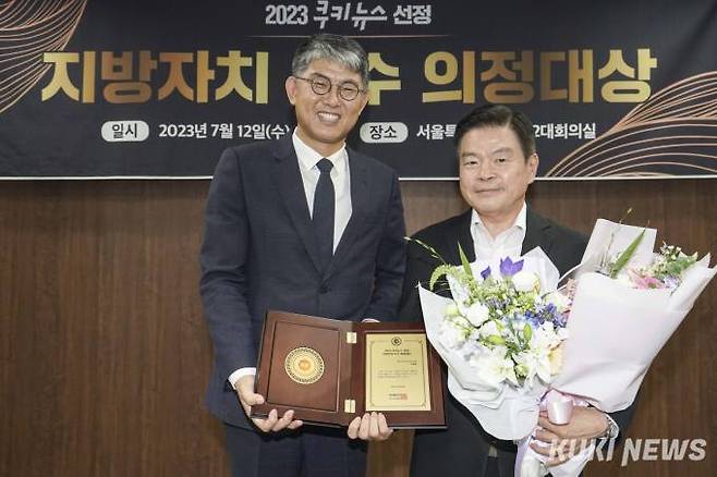 이필형 서울시 동대문구청장(오른쪽)이 12일 개최된 쿠키뉴스 ‘2023 지방자치 우수 의정대상’에서 김지방 대표와 기념 촬영을 하고 있다.   사진=임형택 기자