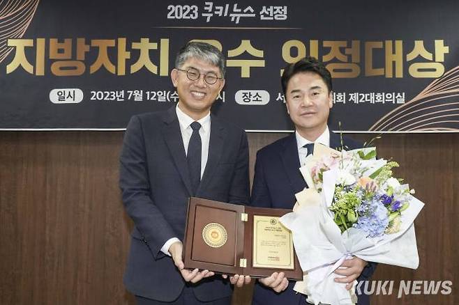 오언석 서울시 도봉구청장(오른쪽)이 12일 개최된 쿠키뉴스 ‘2023 지방자치 우수 의정대상’에서 김지방 대표와 기념 촬영을 하고 있다.   사진=임형택 기자