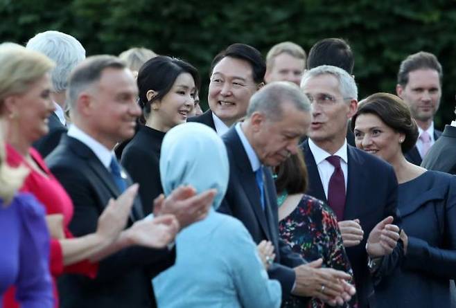북대서양조약기구(NATO·나토) 정상회의에 참석한 윤석열 대통령과 김건희 여사가 11일(현지시간) 빌뉴스 대통령궁에서 열린 리투아니아 대통령 주최 공식만찬에서 각국 정상들과 함께 기념 촬영하며 미소짓고 있다. 연합뉴스