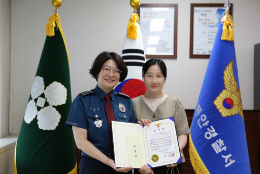 구은영 안양동안경찰서장(왼쪽)이 보이스피싱 피해를 예방한 축협 직원 A씨에게 감사장을 전달하고 있다. 안양동안경찰서 제공