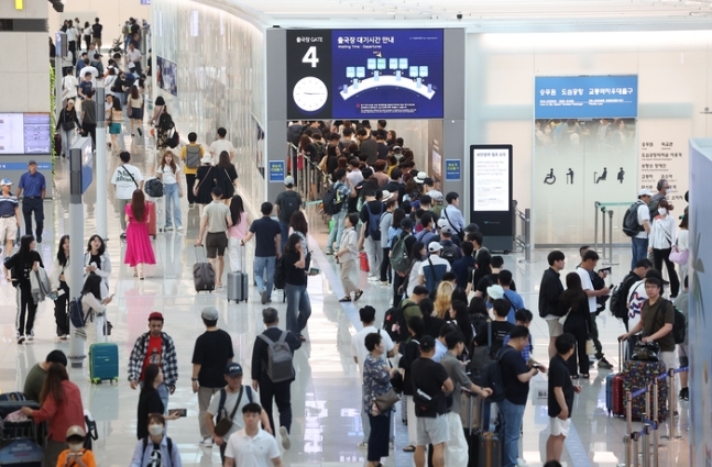 지난 2일 인천국제공항 제1여객터미널 출국장이 여행객들로 붐비고 있다. [사진 출처 = 연합뉴스]