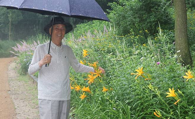 순대로 유명한 경기도 용인시 백암면 야산에 자리 잡은 20만평 규모의 한택식물원. 1979년 조성된 우리나라 최대 사립식물원이다. 이택주 원장은 이곳에 태곳적부터 우리나라에서 태어나 지금까지 생명을 이어오는 자생식물 구역을 별도로 조성했다. 그 입구에 지금은 원추리꽃이 샛노랗게 피었다. 용인 이승환 기자