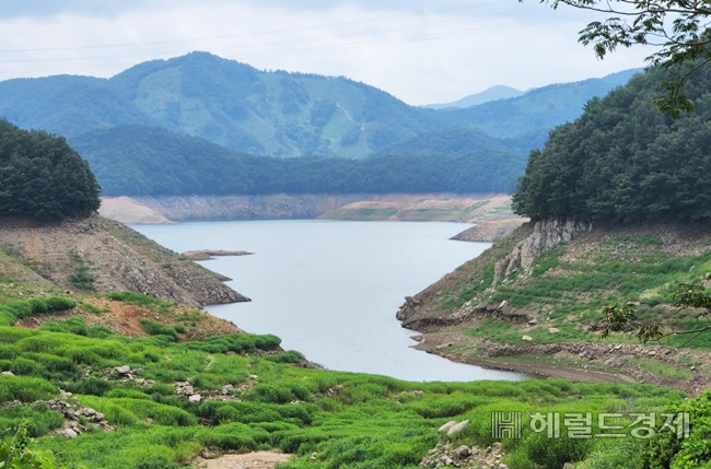 지난해 가뭄으로 인해 저수율이 20.3%까지 떨어졌던 주암댐의 2022년 8월 13일 사진. /박대성 기자