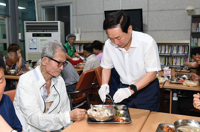 [창녕=뉴시스] 안지율 기자 = 성낙인 경남 창녕군수가 11일 장애인종합복지관 삼계탕 나눔행사에서 봉사활동을 하고 있다. (사진=창녕군 제공) 2023.07.12. photo@newsis.com  *재판매 및 DB 금지