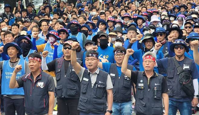 [대구=뉴시스] 이상제 기자 = 12일 오후 수성구 범어동 국민의힘 대구시당 앞에서 열린 금속노조 대구지부 총파업대회에서 조합원들이 구호를 외치고 있다. 2023.07.12. king@newsis.com  *재판매 및 DB 금지