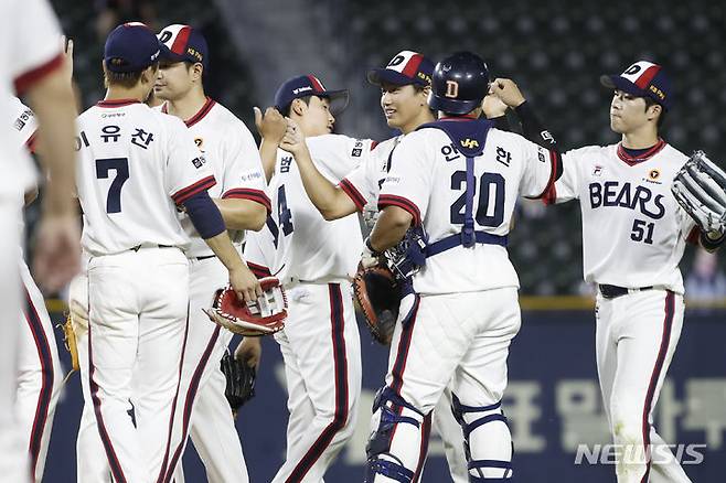 [서울=뉴시스] 최동준 기자 = 9일 서울 잠실야구장에서 열린 2023 KBO 리그 두산 베어스 대 키움 히어로즈의 경기, 9:2로 승리한 두산 선수들이 자축하고 있다. 2023.07.09. photocdj@newsis.com