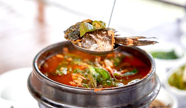 뚝배기에 끓이는 민물매운탕인 오모가리탕은 예부터 전북 전주 사람들이 즐겨 먹던 여름 보양식이다. 모든 민물고기가 재료가 되지만 그중에서 동자개매운탕이 특히 인기를 끈다. 전주=김건웅 프리랜서 기자