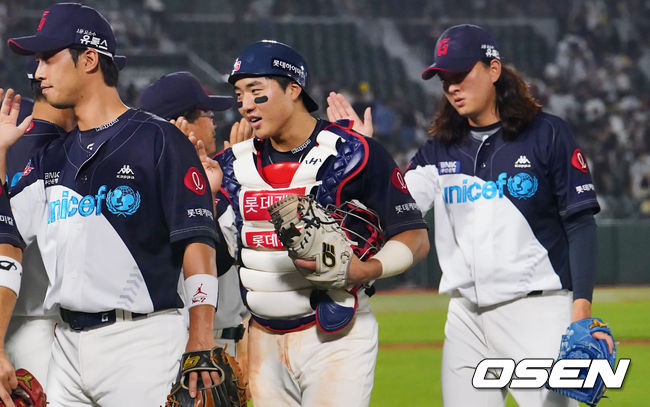 [OSEN=부산, 이석우 기자]롯데 자이언츠 손성빈과 김원중이 LG 트윈스에 7-4로 승리한 후 기쁨을 나누고 있다. 2023.07.09 / foto0307@osen.co.kr