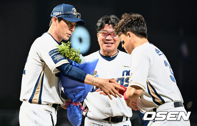 [OSEN=창원, 이석우 기자]NC 다이노스 강인권 감독이 100승을 달성하고 주장 손아섭의 축하 꽃다발을 받고 있다. 2023.07.12 / foto0307@osen.co.kr