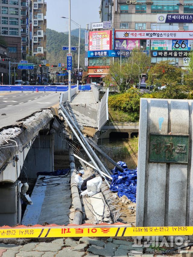 ▲지난 4월 경찰 등 합동감식반이 경기 성남시 정자교 붕괴사고 현장에서 현장 감식을 진행 중이다. ⓒ프레시안(전승표)