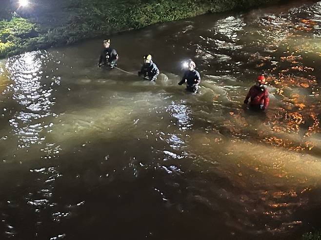 소방대원들이 부산 학장천에서 실종된 60대 여성을 찾기 위해 학장천 일대를 수색하고 있다. 부산소방재난본부 제공