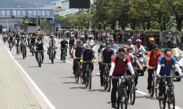 전국금속노조가 총파업에 돌입한 12일 오후 울산시 북구 현대자동차 명촌정문에서 오전조 근무자들이 2시간 일찍 퇴근하고 있다. 연합뉴스