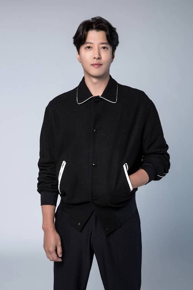 배우 이동건이 12일 오후 서울 강남구 청담동 FNC엔터테인먼트 사옥에서 진행된 넷플릭스 오리지널 '셀러브리티' 관련 인터뷰를 위해 포즈를 취하고 있다.  이동건은 극 중 돈과 권력을 다 가진 법무법인 태강의 오너이자 시현(이청아 분)의 남편인 변호사 태전 역을 열연했다.   '셀러브리티'는 유명해지기만 하면 돈이 되는 세계에 뛰어든 서아리(박규영 분)가 마주한 셀럽들의 화려하고도 치열한 민낯을 그렸다. / 사진제공 = FNC엔터테인먼트 /사진=김창현 기자 chmt@