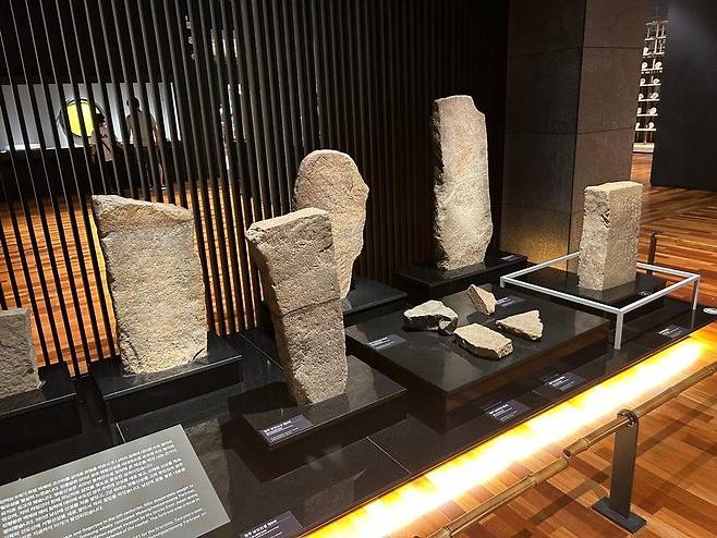 신라의 비석      (경주=연합뉴스) 김예나 기자 = 국립경주박물관에 경주 남산 신성비, 명활산성 작성비 등이 전시돼 있다. 2023.7.12
    yes@yna.co.kr