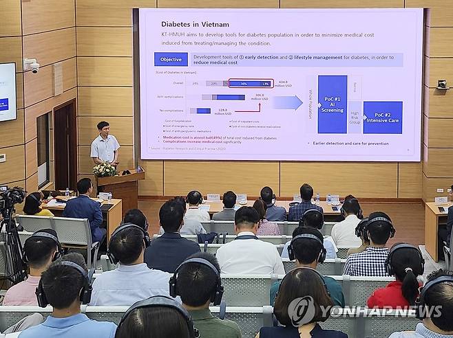 KT, 베트남서 헬스케어 세미나 개최 (서울=연합뉴스) KT가 지난 11일 베트남 하노이의대에서 베트남 하노이의대와 디지털 헬스 공동세미나를 개최했다고 12일 밝혔다. 사진은 KT 헬스케어사업단장 임승혁 상무가 오프닝 축사하는 모습. 2023.7.12 [KT 제공. 재판매 및 DB 금지] photo@yna.co.kr
