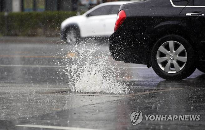 게릴라성 폭우에 하수구 역류 (광주=연합뉴스) 게릴라성 폭우가 쏟아진 11일 광주 북구 신안동 인근 도로 하수관에서 빗물이 역류하고 있다. 2023.7.11 [광주 북구 제공. 재판매 및 DB 금지] iny@yna.co.kr