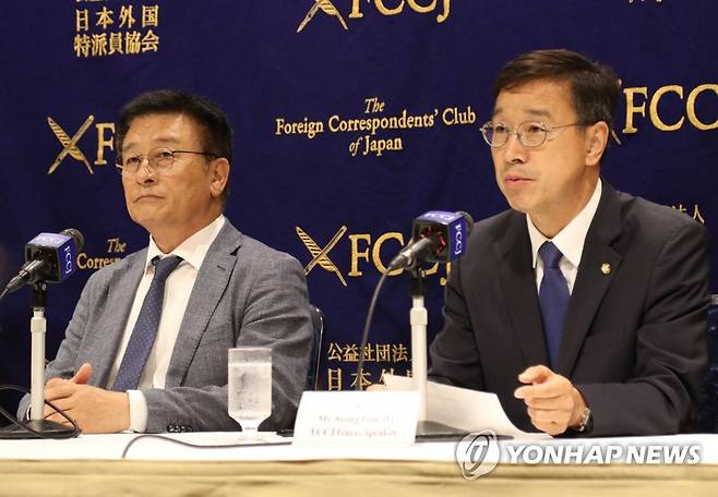 '오염수 저지' 의원단 "국제사회가 대안 찾아야" (도쿄=연합뉴스) 박상현 특파원 = 후쿠시마 제1원자력발전소 오염수 해양 방류 저지를 위해 일본을 방문한 야당 의원단의 단장을 맡은 더불어민주당 위성곤 의원(오른쪽)이 12일 도쿄 외국특파원협회에서 열린 기자회견에서 오염수 방류를 막을 대안을 찾아야 한다고 말하고 있다.