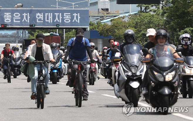 금속노조 총파업 동참한 현대차 (울산=연합뉴스) 김용태 기자 = 전국금속노조가 총파업에 돌입한 12일 오후 울산시 북구 현대자동차 명촌정문에서 오전조 근무자들이 2시간 일찍 퇴근하고 있다. 이날 금속노조 현대차지부는 오전조(1직)와 오후조(2직) 각각 2시간씩 총 4시간 파업 지침을 내렸다. 2023.7.12 yongtae@yna.co.kr