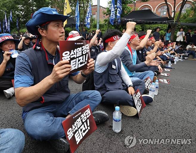 구호 외치는 민주노총 (서울=연합뉴스) 김성민 기자 = 12일 오후 서울 용산구 이촌역 인근에서 전국민주노동조합총연맹이 연 금속노조 총파업대회에서 조합원들이 노동 탄압 중단을 촉구하는 구호를 외치고 있다. 2023.7.12 ksm7976@yna.co.kr