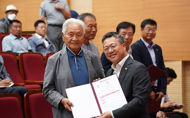 최고령 입당자 김택수 어르신 [의원실 제공.재판매 및 DB 금지]