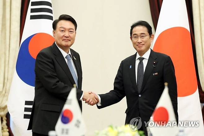 기시다 일본 총리와 악수하는 윤석열 대통령 (빌뉴스[리투아니아]=연합뉴스) 임헌정 기자 = 북대서양조약기구(NATO·나토) 정상회의 참석차 리투아니아를 방문 중인 윤석열 대통령이 12일 빌뉴스 한 호텔에서 열린 한일 정상회담에서 기시다 후미오 일본 총리와 악수하고 있다. 2023.7.12 kane@yna.co.kr