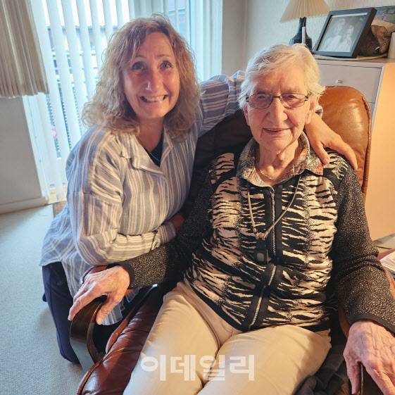 덴마크 헬싱외르에서 홀로 거주하고 있는 엘나 아너센(오른쪽) 할머니와 딸 브리타 방씨.(사진=이소현 기자)