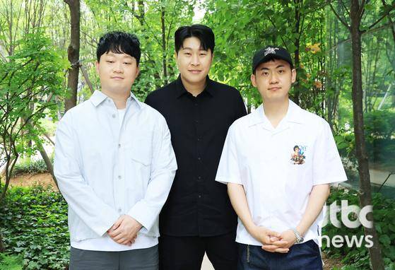 '제59회 백상예술대상'에서 TV부문 예능 작품상을 수상한 피식대학이 5일 오후 서울 마포구 상암동 JTBC에서 진행된 인터뷰에 앞서 포즈를 취하고 있다. 김현우 엔터뉴스팀 기자 kim.hyunwoo3@jtbc.co.kr (콘텐트비즈니스본부)