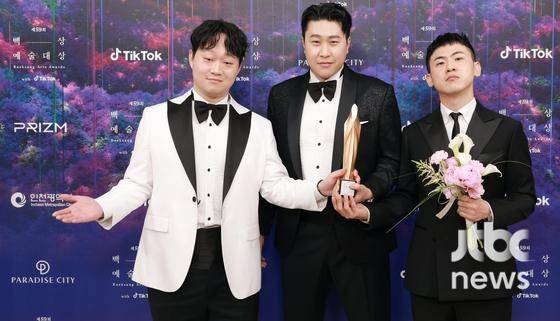 피식대학이 28일 오후 인천 중구 운서동 파라다이스시티에서 열린 '제59회 백상예술대상'에서 예능 작품상을 수상하고 포즈를 취하고 있다 특별취재반 / 2023.04.28/