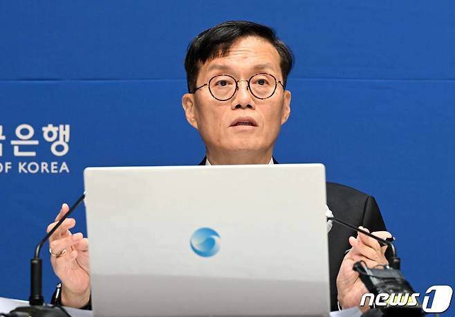 이창용 한국은행 총재가 13일 서울 중구 한국은행에서 통화정책방향 기자간담회를 하고 있다. /뉴스1