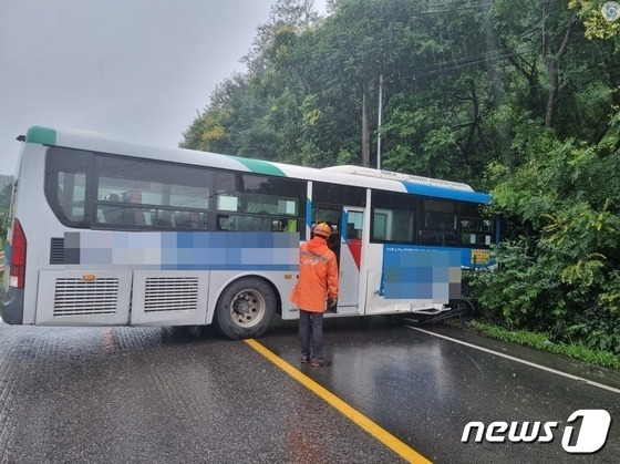 13일 10시7분쯤 충북 진천군 진천읍 교성리에서 잣고개를 넘어가던 시내버스가 빗길에 미끄러지면서 반대편 방향에서 오는 B씨(50대·여) SUV를 들이받아 6명이 다쳤다.