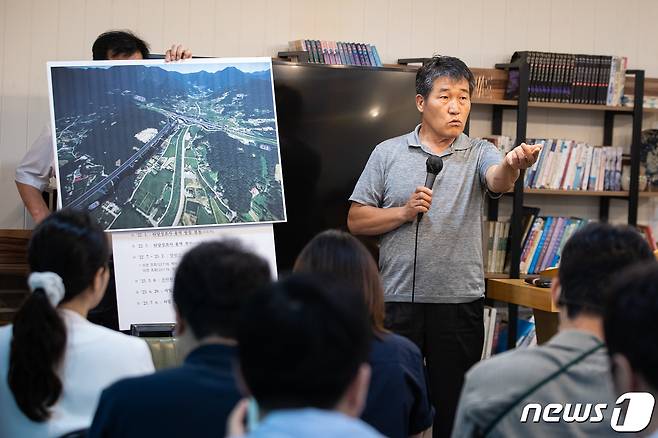 박구용 청계2리 이장이 13일 경기 양평군 양서면 서울-양평고속도로 예타 노선(원안) 종점 JC 인근에서 국토교통부 출입기자단에게 원안 추진에 반대하는 발언을 하고 있다. 2023.7.13/뉴스1 ⓒ News1 유승관 기자