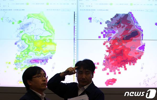 13일 오후 서울 종로구 세종대로 정부서울청사 행정안전부 중앙재난안전상황실 서울상황센터에서 직원들이 위험 기상감시 분포도를 살펴보고 있다. 2023.7.13/뉴스1 ⓒ News1 김명섭 기자