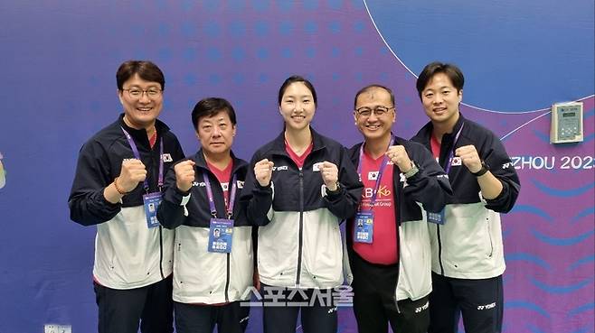 김학균 (오른쪽에서 두번째) 감독을 비롯한 한국 배드민턴 대표팀 코칭스태프. 대한배드민턴협회