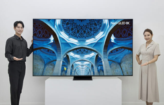 삼성전자 모델이 98형 Neo QLED 8K (QNC990) 신모델을 소개하는 모습(사진=삼성전자)