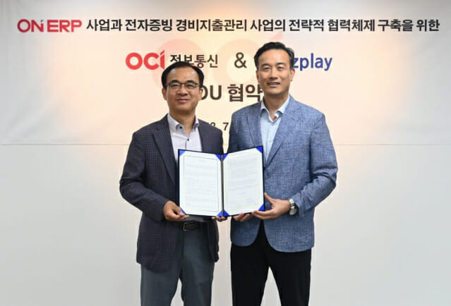 김홍기 비즈플레이 대표(왼쪽)와 김광호 OCI정보통신 대표. (사진=비즈플레이)