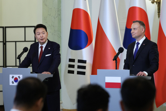 폴란드를 공식 방문 중인 윤석열 대통령이 13일(현지시간) 바르샤바 대통령궁에서 안제이 두다 폴란드 대통령과의 한·폴란드 정상회담 공동언론발표에서 발언하고 있다. 사진=연합뉴스