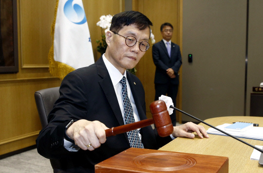 이창용 한국은행 총재가 13일 서울 중구 한국은행에서 열린 금융통화위원회 본회의에서 의사봉을 두드리고 있다.  [사진공동취재단]