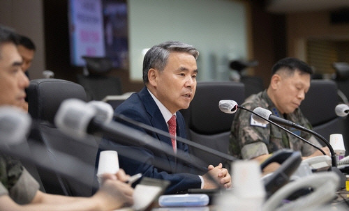 이종섭 국방부 장관이 13일 합동참모본부 전투통제실을 방문한 자리에 전국적인 호우특보 발령에 따라 국방부와 각 군의 대응조치를 점검하고 긴급 지원체계 구축을 강조했다. 연합뉴스