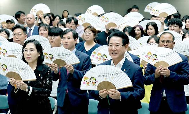 전남도는 13일 도청 왕인실에서 청소년의 건강한 성장을 지원해 행복시대로 도약하기 위한 전국 첫 '청소년 행복성장지원 혁신지구' 선포식을 갖고, 여성가족부 등과 청소년정책 업무협약도 체결했다고 밝혔다. 전남도 제공